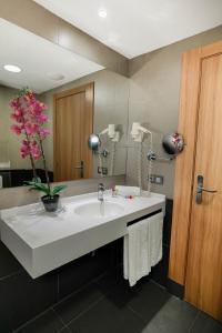 y baño con lavabo blanco y espejo. en Flash Hotel Benidorm - Recommended Adults Only 4 Sup, en Benidorm