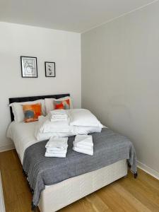 a bedroom with a bed with towels on it at New 2A Soho Studios by Indigo Flats Sleeps 4 in London