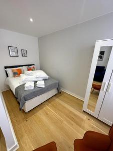 - une petite chambre avec un lit et un miroir dans l'établissement New 2A Soho Studios by Indigo Flats Sleeps 4, à Londres