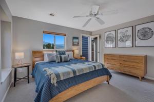 een slaapkamer met een bed en een plafondventilator bij 1032 Luxury Eaglepointe Townhome in Steamboat Springs