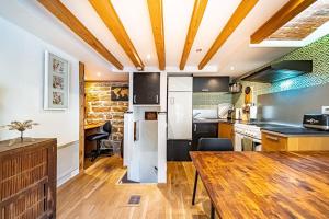 eine Küche mit einem Holztisch im Zimmer in der Unterkunft Le petit Crequi- appartement atypique 2 pers- Foch in Lyon