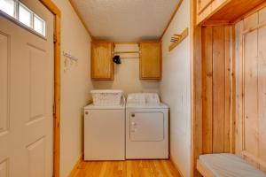 una pequeña cocina con nevera blanca en una habitación en Angel Fire Home Sangre de Cristo Mountains View!, en Angel Fire 30 fotos más