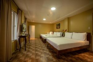Rúm í herbergi á Bernardo's Lantia Hotel