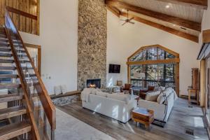 sala de estar con sofá y chimenea en 1034- Ski In Ski Out Home on the Slopes en Steamboat Springs