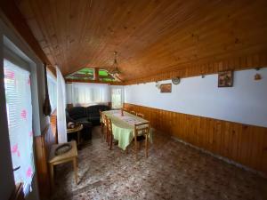 - un salon avec une table et un canapé dans l'établissement Casa Aura, à Băile Herculane