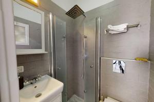 La salle de bains est pourvue d'une douche et d'un lavabo. dans l'établissement Stunning 3BR - Ben Yehuda Gordon, à Tel Aviv