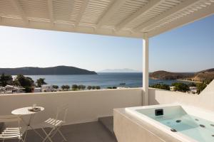 baño con bañera y vistas al océano en NŌSTOS Serifos, en Livadion