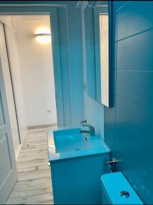 niebieska łazienka z umywalką i lustrem w obiekcie The7penthouse w mieście Santa Cruz de Tenerife