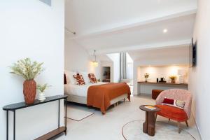 una camera d'albergo con letto e sedia di La Bastide Bourrelly - Mathias Dandine a Cabriès