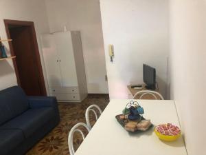 - un salon avec une table et un canapé bleu dans l'établissement Residence Enrico, à Palerme