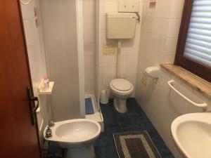 un piccolo bagno con servizi igienici e lavandino di Residence Enrico a Mondello