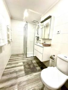 Bathroom sa New-Romantic studio near the beach!