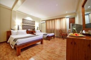 Rúm í herbergi á Cebu White Sands Resort and Spa
