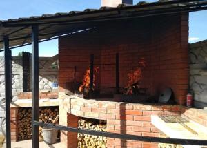 un horno de ladrillo con fuego saliendo de él en Лазурний берег en Pulemets