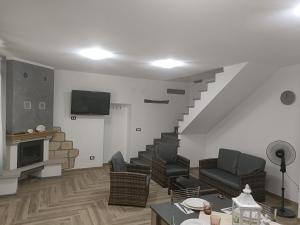 ein Wohnzimmer mit einem Kamin und einer Treppe in der Unterkunft La casa di Rubin in Carloforte