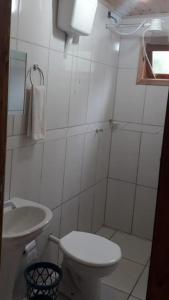 Ένα μπάνιο στο Casa com Piscina Tv e Wi-fi, pertinho do Mar