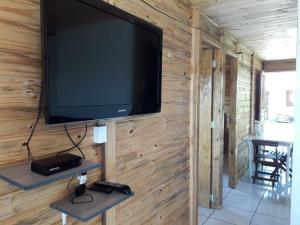 Μια τηλεόραση ή/και κέντρο ψυχαγωγίας στο Casa com Piscina Tv e Wi-fi, pertinho do Mar