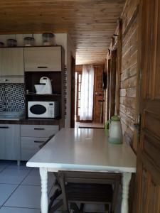 Η κουζίνα ή μικρή κουζίνα στο Casa com Piscina Tv e Wi-fi, pertinho do Mar