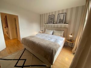 ein Schlafzimmer mit einem großen Bett in einem Zimmer in der Unterkunft V & S Apartments Since 2023 in Düsseldorf