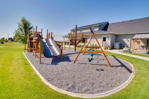 un parque infantil con tobogán y columpio en Kid-Friendly Pasco Farmhouse with Playset, Game Room, en Richland