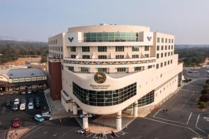 un gran edificio blanco con coches aparcados en un aparcamiento en Gold Country Casino Resort, en Oroville