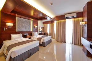 Rúm í herbergi á Cebu White Sands Resort and Spa