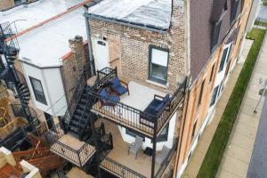 una vista aérea de una casa con balcón en The Penthouse, Lux stay near Downtown, UofC & Lake en Chicago
