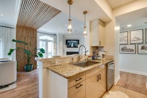 Η κουζίνα ή μικρή κουζίνα στο Atlanta Rental with Balcony Near Buckhead!