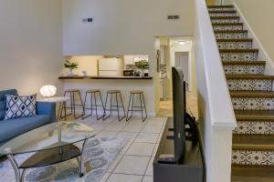 Una sala de estar con un sofá, una mesa y sillas. en 4 Mi to Dtwn Pet-Friendly Abode in Tallahassee!, en Tallahassee 16 fotos más