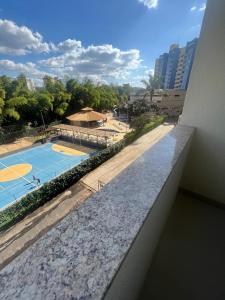 - un balcon offrant une vue sur un court de tennis dans l'établissement Suíte Privilegiada no Centro - Golden Dolphin, à Caldas Novas