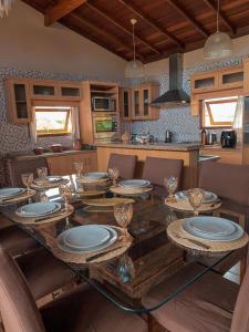 uma cozinha com uma mesa de madeira com placas em Pousada Aurora na Praia do Rosa