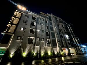 西里古里的住宿－HOTEL ROYAL VANILLA，一座有灯光的大建筑