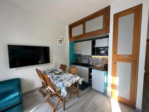 a kitchen and dining room with a table and chairs at Pieve Ligure a picco sul mare con piscina Villa Regina in Pieve Ligure