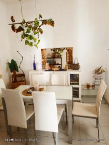 a dining room with a table and chairs and a mirror at Casapatrizia Appartamento compartido in Santa Cruz de Tenerife