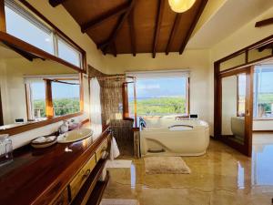 baño grande con bañera y lavamanos en Blue Heron Galápagos Villa en Puerto Ayora