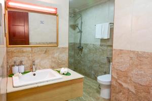 ein Bad mit einem Waschbecken und einem WC in der Unterkunft Thulusdhoo Inn in Thulusdhoo