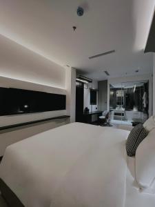 Postel nebo postele na pokoji v ubytování The Concept Hotel HCMC- District 1