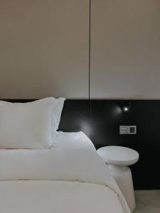 Postel nebo postele na pokoji v ubytování The Concept Hotel HCMC- District 1