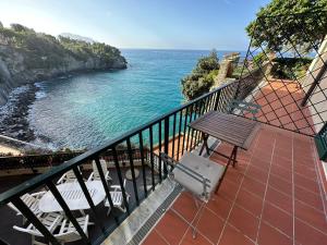 a balcony with a bench and a view of the ocean at Pieve Ligure a picco sul mare con piscina Villa Regina in Pieve Ligure