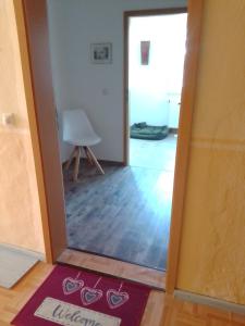 a room with a mirror and a mat on the floor at Ferienwohnung Zuschke in Klipphausen