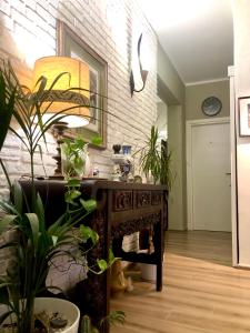 een woonkamer met een tafel en een aantal planten bij Serenity B&B in Brescia