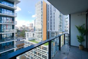 Cet appartement dispose d'un balcon offrant une vue sur la ville. dans l'établissement Contemporary 3BR Paradise on Franklin Street, à Adélaïde