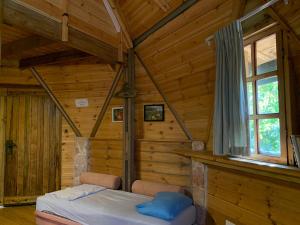 Postel nebo postele na pokoji v ubytování בקתת עץ בחורש במנות - דום גיאודזי - Wooden cabin in Manot