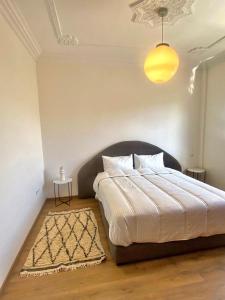 sypialnia z dużym łóżkiem i lampką w obiekcie Villa avec piscine privée sur agadir w mieście Agadir