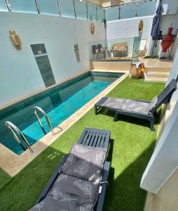 uma piscina com um banco no meio em Villa avec piscine privée sur agadir em Agadir