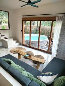 een woonkamer met een bank en een tafel bij Villa Luna - Gili Air in Gili Air