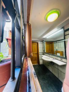uma casa de banho com um lavatório e um espelho em Magnolia ItalianHostings Wine em Bolonha