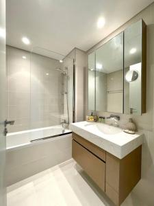 Koupelna v ubytování Dar Vacation-Luxurious 1BR Apartment in Beach Isle