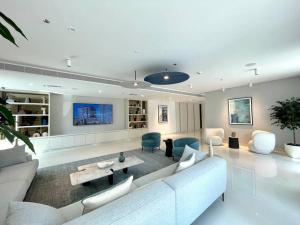 Posezení v ubytování Dar Vacation-Luxurious 1BR Apartment in Beach Isle