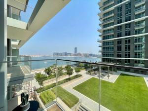 Fotografie z fotogalerie ubytování Dar Vacation-Luxurious 1BR Apartment in Beach Isle, Emaar Beach Front v Dubaji